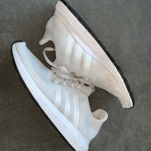 adidas Shoes - Adidas YOUTH swift run